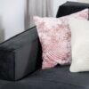 Wit en roze kussen in velvetbank Ray antraciet lease