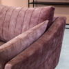 Detailfoto van bank Nolan oud roze velvet bekleding betalen per maand 