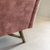 Bank Nolan oud roze velvet detailfoto onderkant van de bank