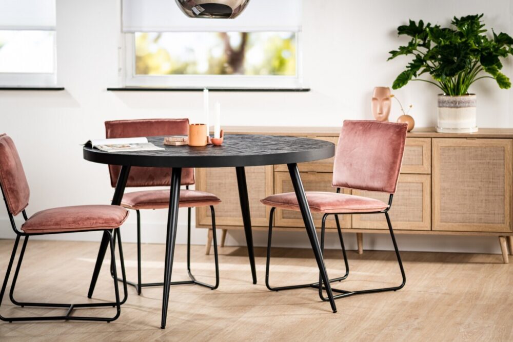 Visgraat motief tafel Hanson lease in sfeerfoto eethoek met stoelen