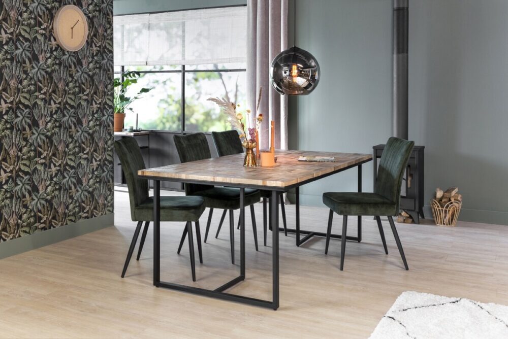 Eettafel parker in trendy interieur met zwarte poten en teakhout blad